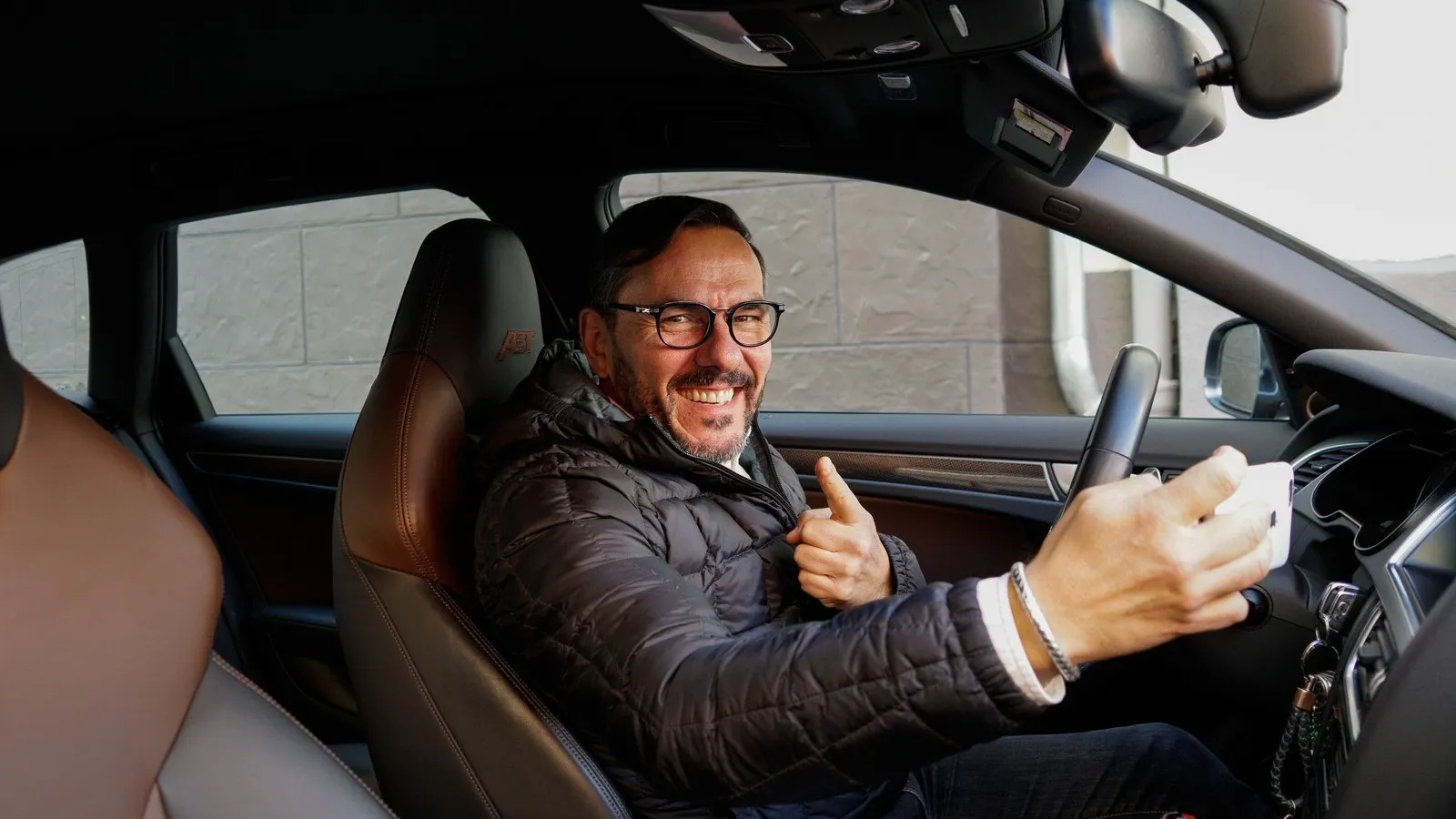 Foto von Oliver Gimber im Auto.